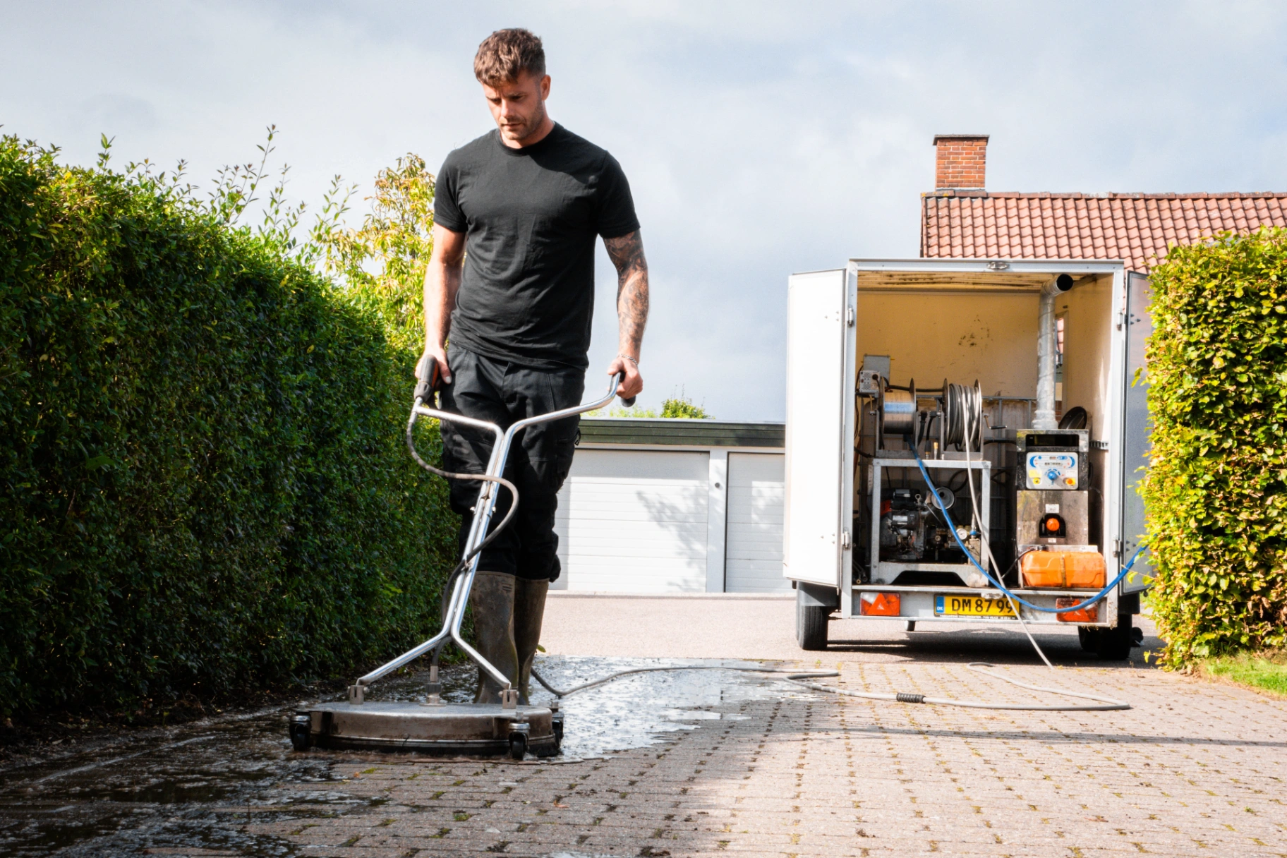 Kasper fra Formarens renser fliser med varmt vandsystem